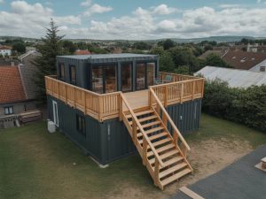 Créer une terrasse sur le toit d’un container : conseils techniques et erreurs à éviter pour un projet durable